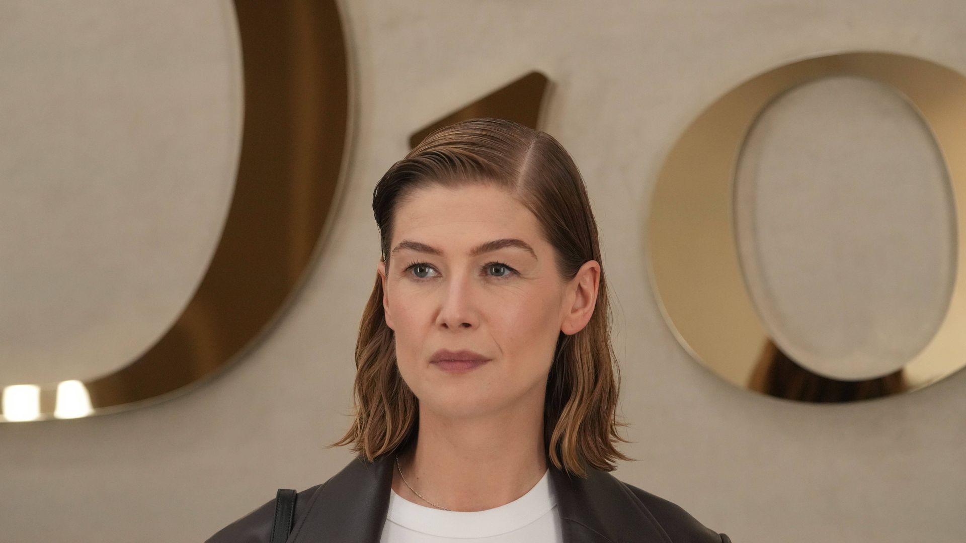 Rosamund Pike en el desfile de Dior