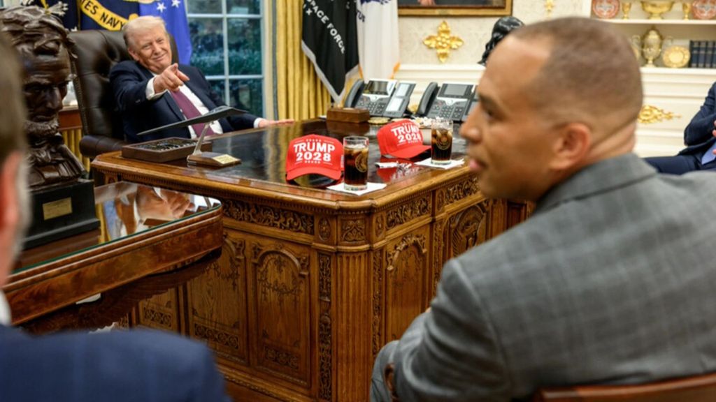 Trump y los republicanos inundan las redes sociales con memes y mentiras generadas por IA contra los demócratas por el cierre del gobierno federal