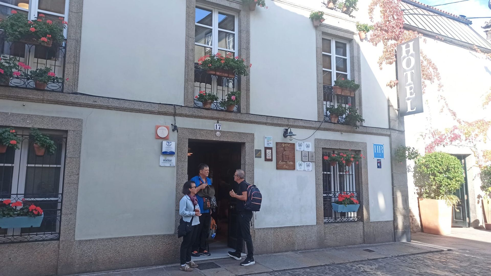 Turistas a las puertas de un hotel de Santiago de Compostela