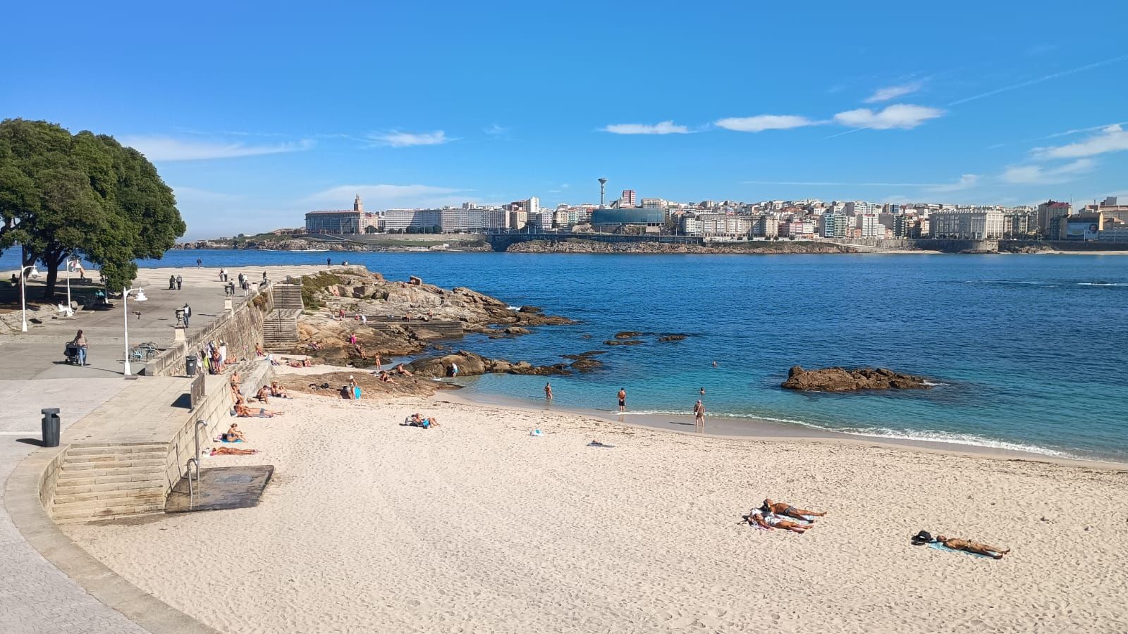 Un día propio de verano en el arranque de octubre en A Coruña