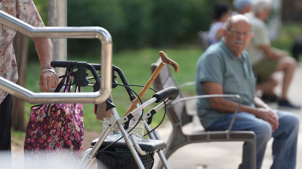 Varias personas mayores en un jardín