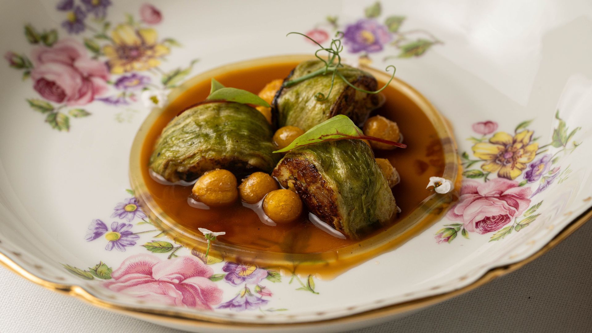 La adafina de cordero es uno de los pases más memorables del menú