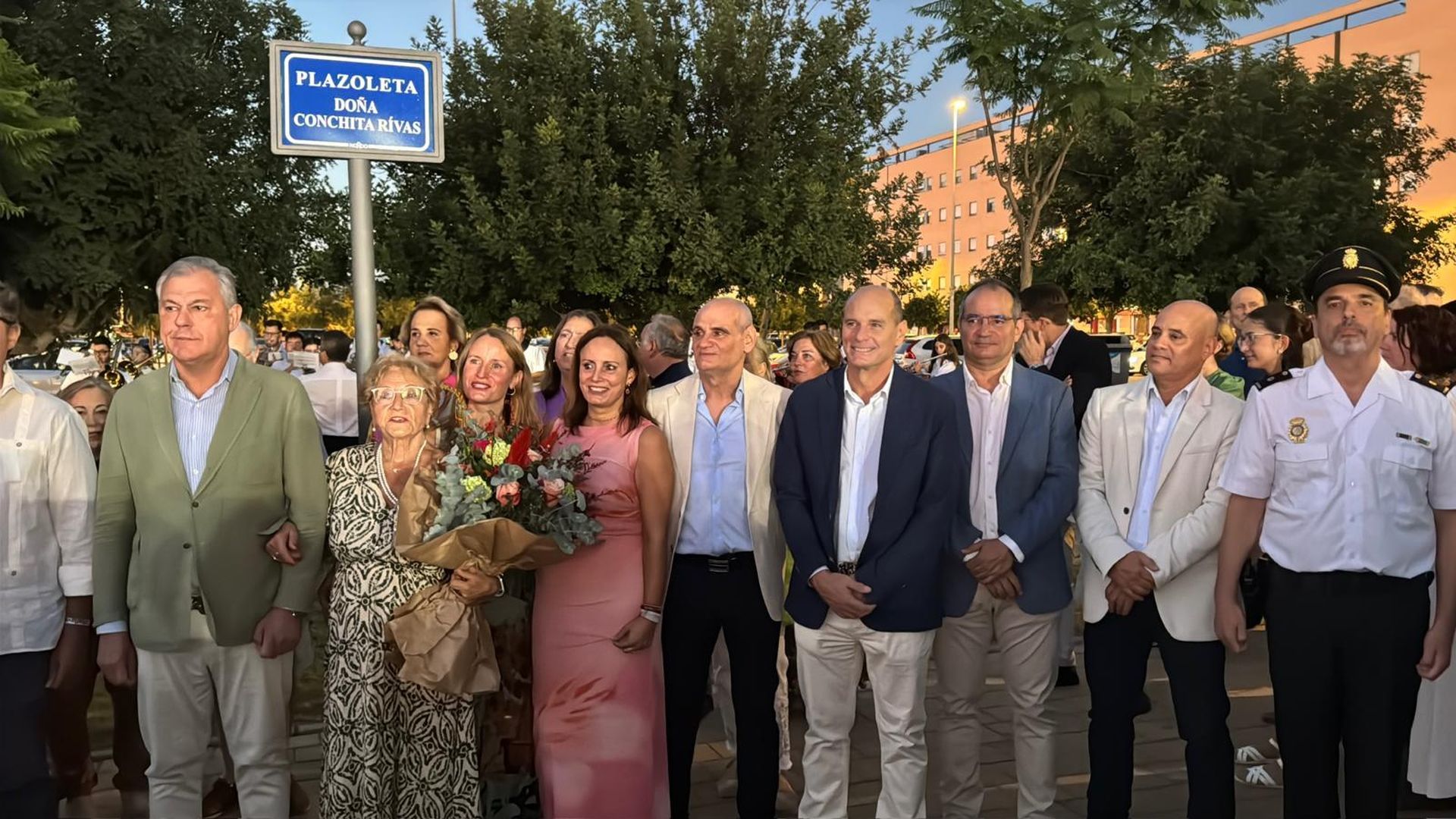 Conchita Rivas junto a su familia y al alcalde de Sevilla, José Luis Sanz, destapando la placa que lleva su nombre