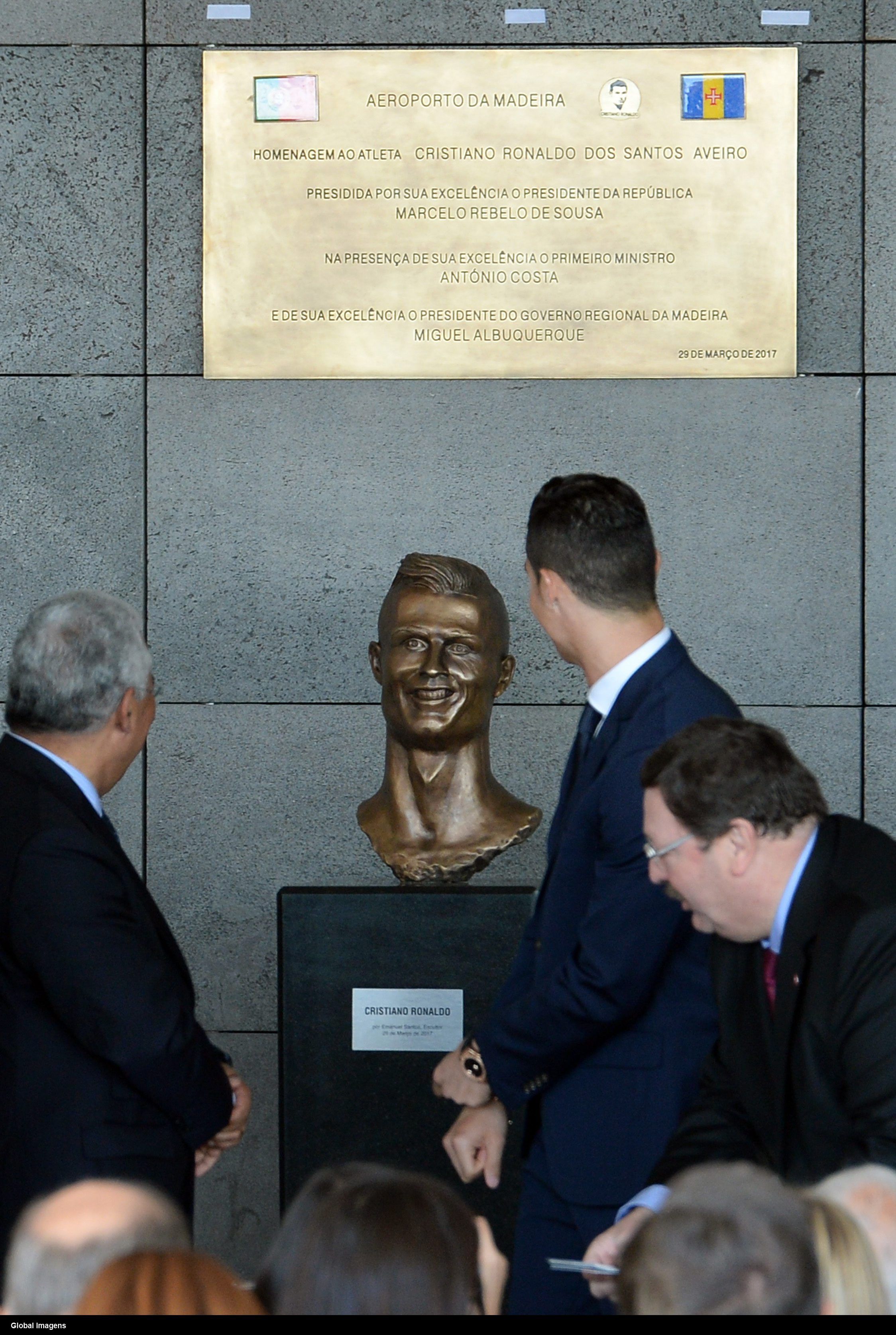 Cristiano Ronaldo admirando su figura