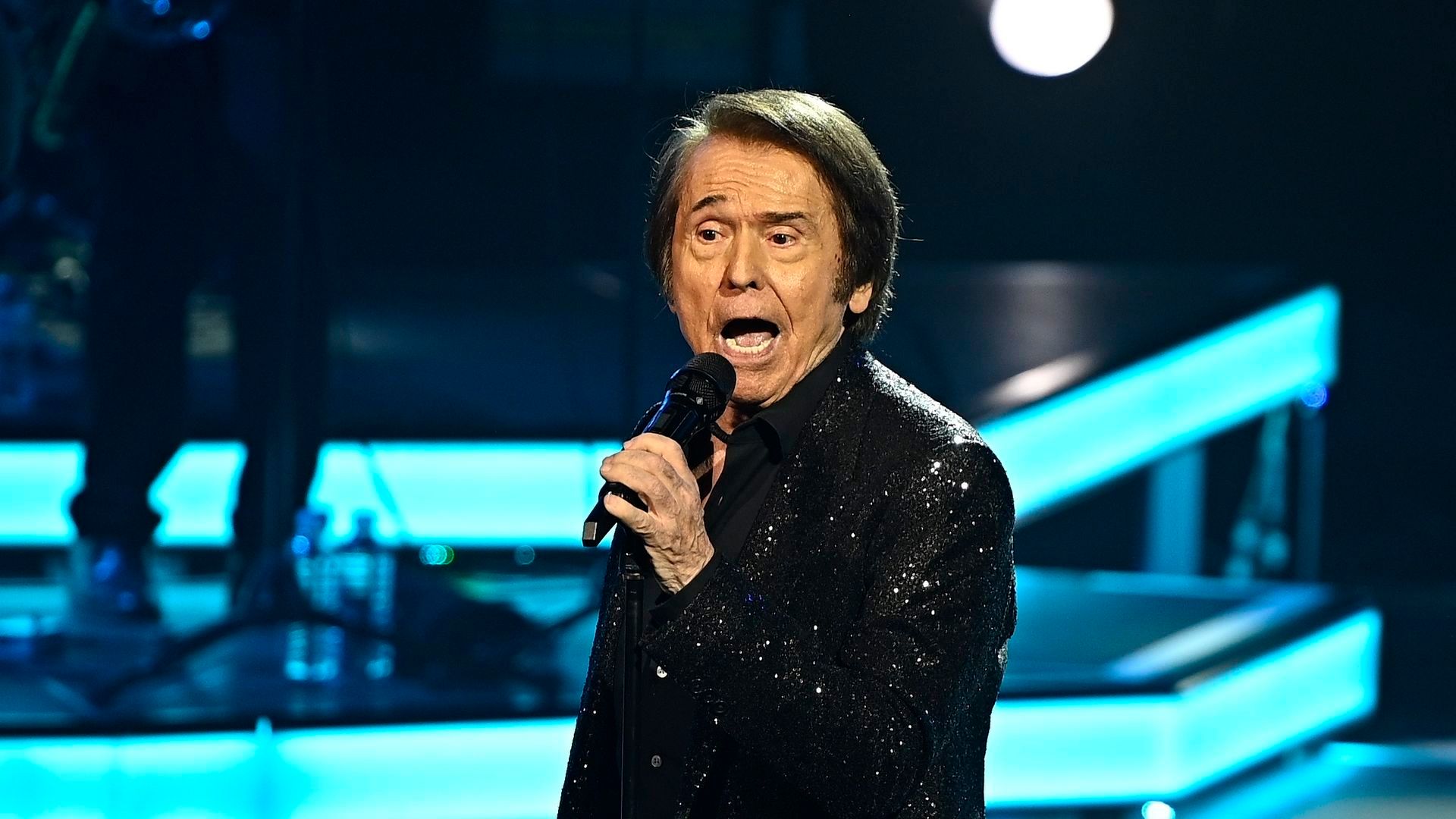 El cantante Raphael durante un concierto en el Teatro de la Zarzuela, a 26 de junio de 2025