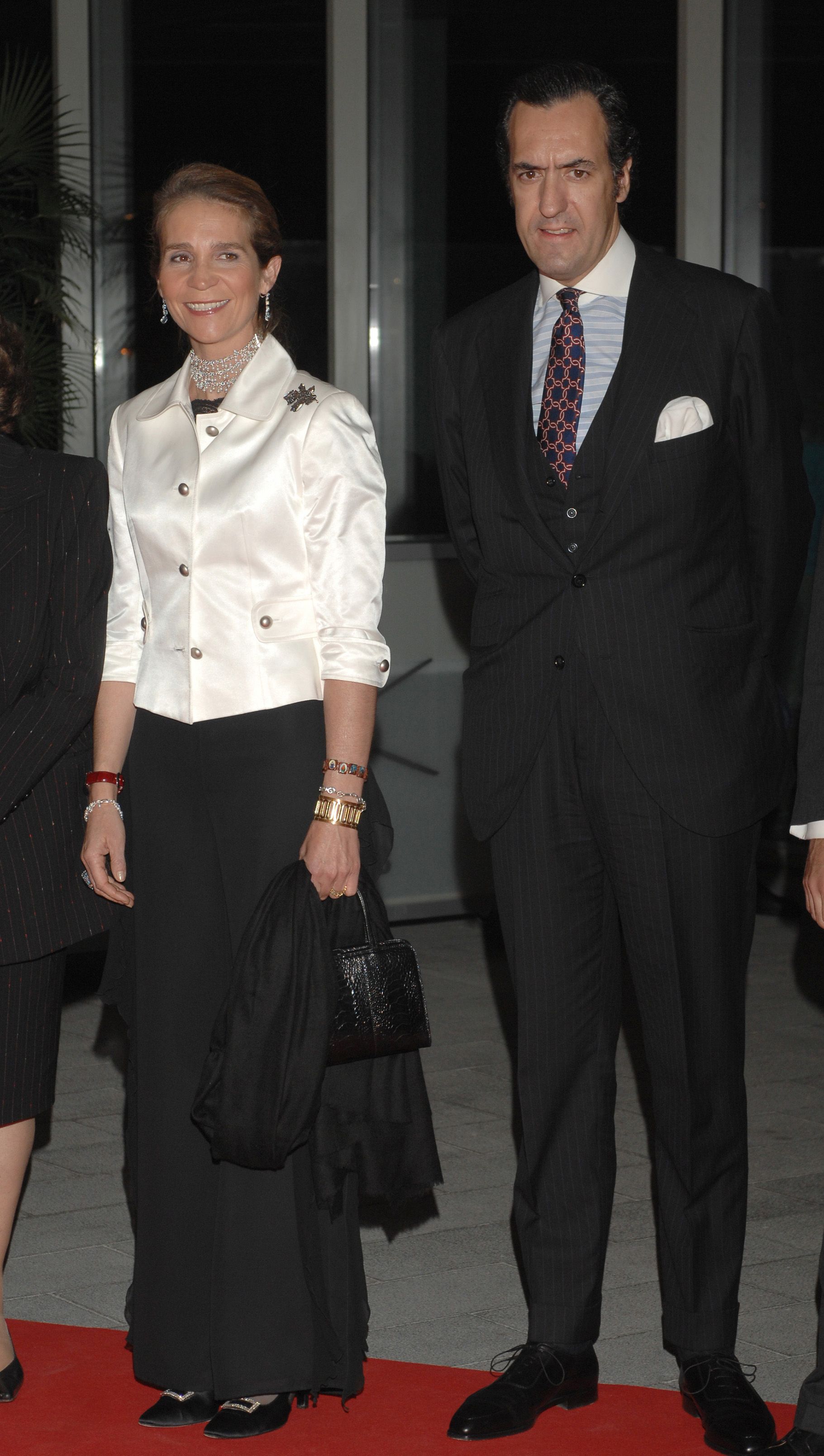 El look de la Infanta Elena en el desfile inaugural de la America's cup GettyImages 97042334