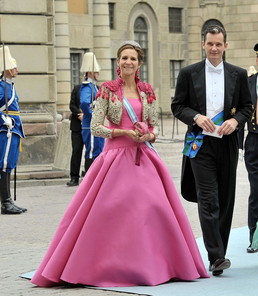El look de la Infanta Elena en la boda de Victoria de Suecia
