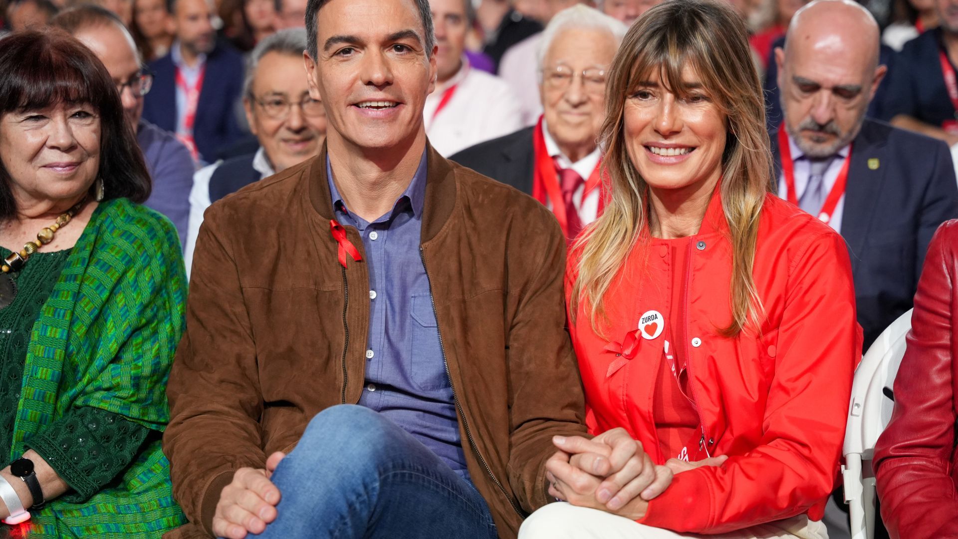 El Presidente del Gobierno, Pedro Sánchez, y su esposa Begoña Gómez durante la clausura del 41º Congreso Federal del PSOE en el Palacio de Congresos y Exposiciones.