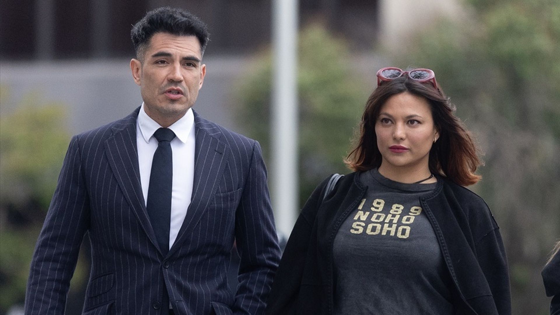 Elisa Mouliaá, junto a su abogado, llegando a los juzgados de Plaza Castilla, en Madrid.