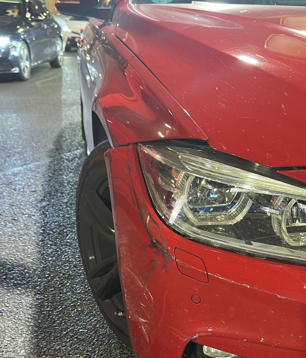 Fani Carbajo enseña cómo ha quedado su coche tras la colisión con la furgoneta