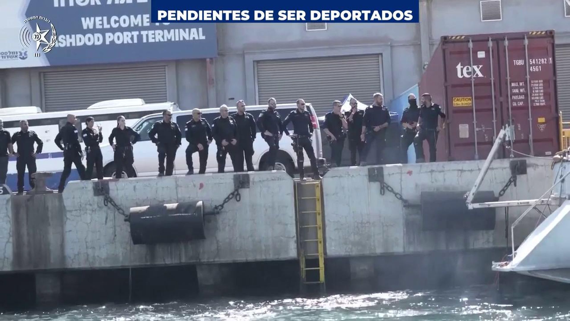 La policía israelí espera a los integrantes de la flotilla de Gaza tras ser detenidos