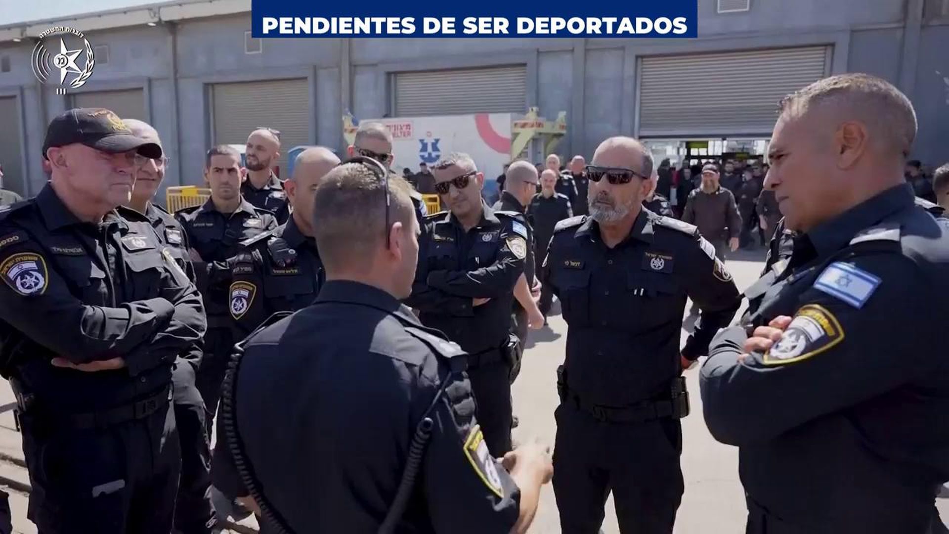 La policía israelí recibe instrucciones para el arresto en suelo israelí de la Flotilla de Gaza
