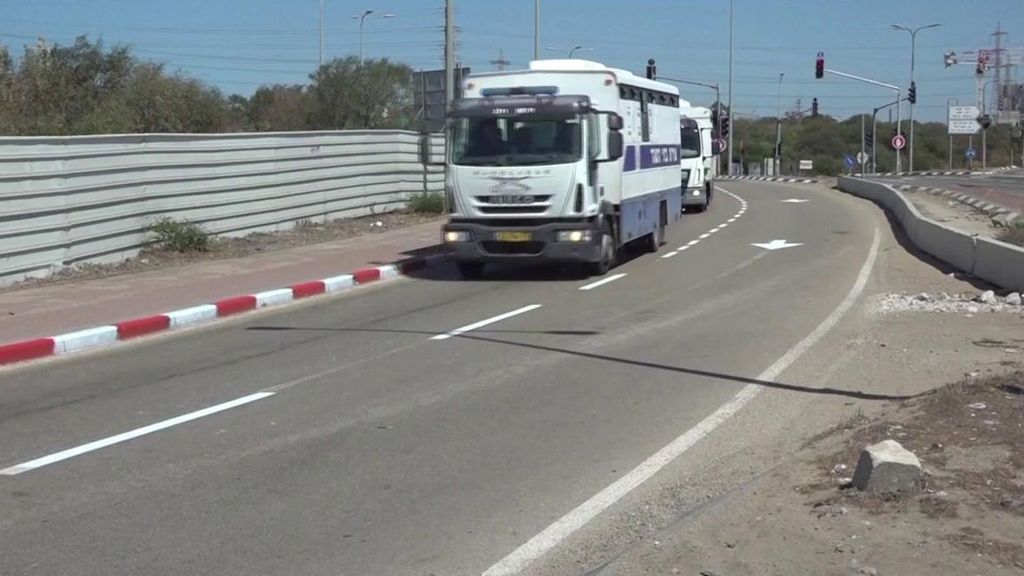Los integrantes de la flotilla de Gaza camino a la prisión al sur de Israel en autobuses tintados