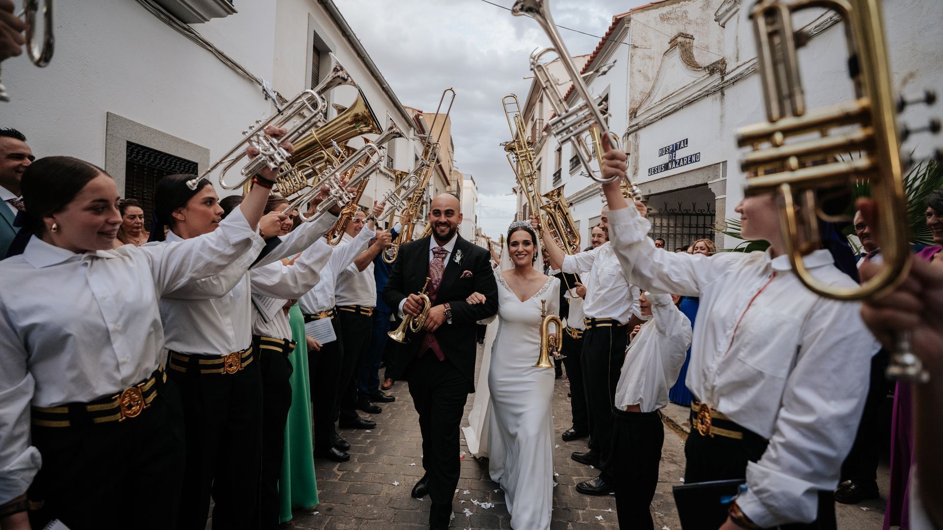Los novios a la salida de la Iglesia arropados por su banda