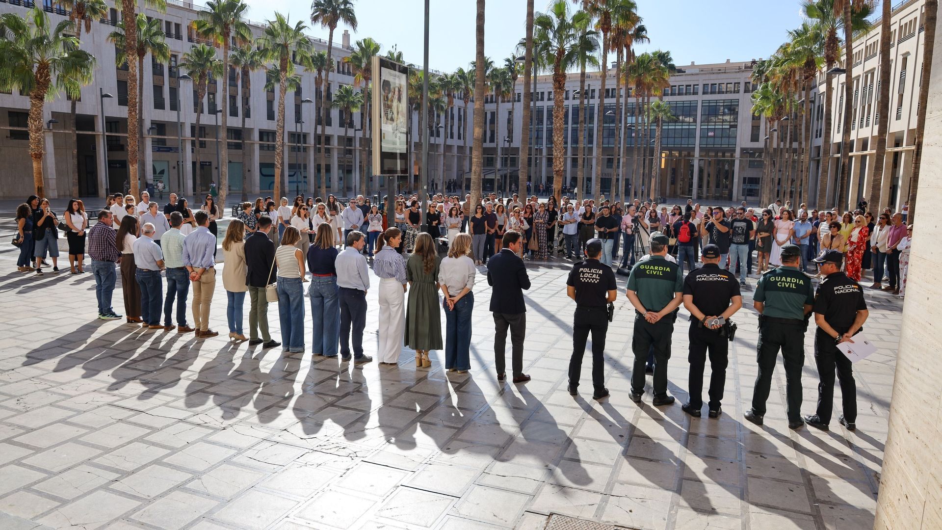 Minuto de silencio en El Ejido, Almería, por el crimen del funcionario municipal Antonio Campos