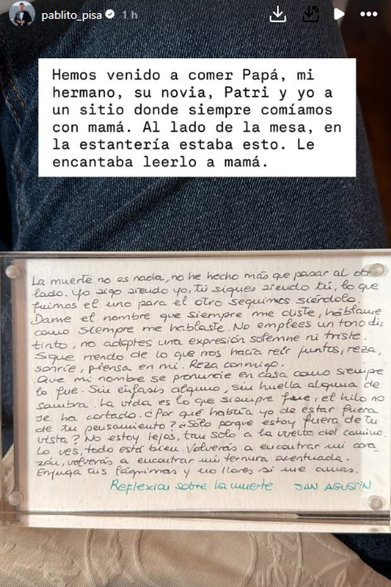 Pablo Pisa muestra el cartel que tanto le gustaba a su madre de su restaurante favorito