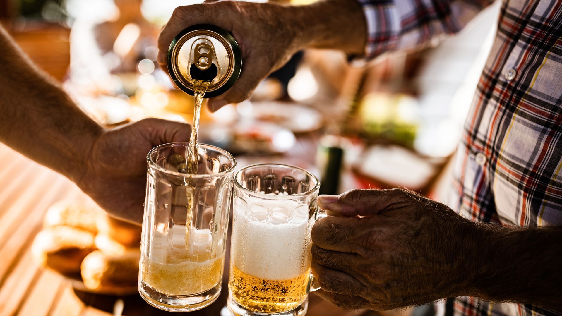 ¿Qué diferencia los colores de una lata de cerveza?