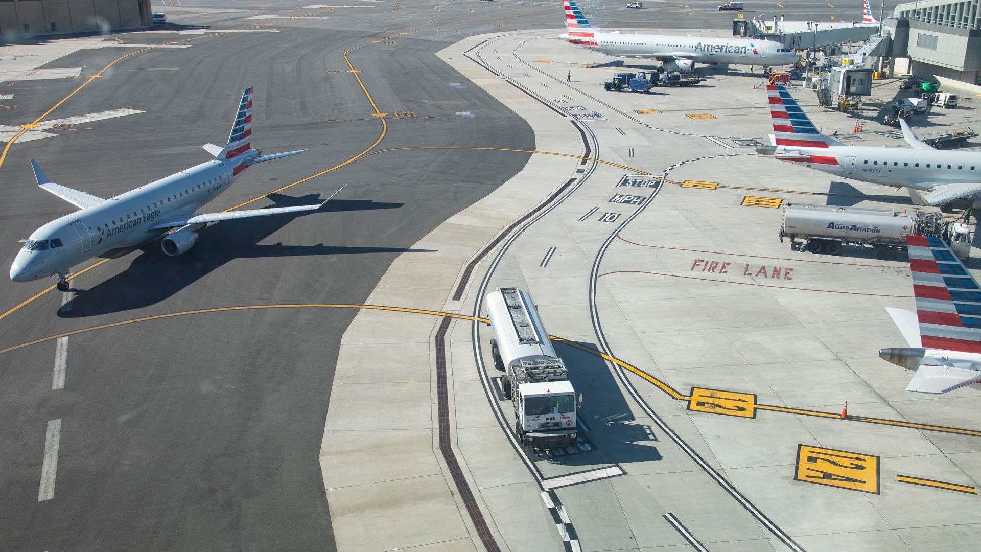 Una azafata resultó herida y un pasajero fue hospitalizado debido al impacto del choque