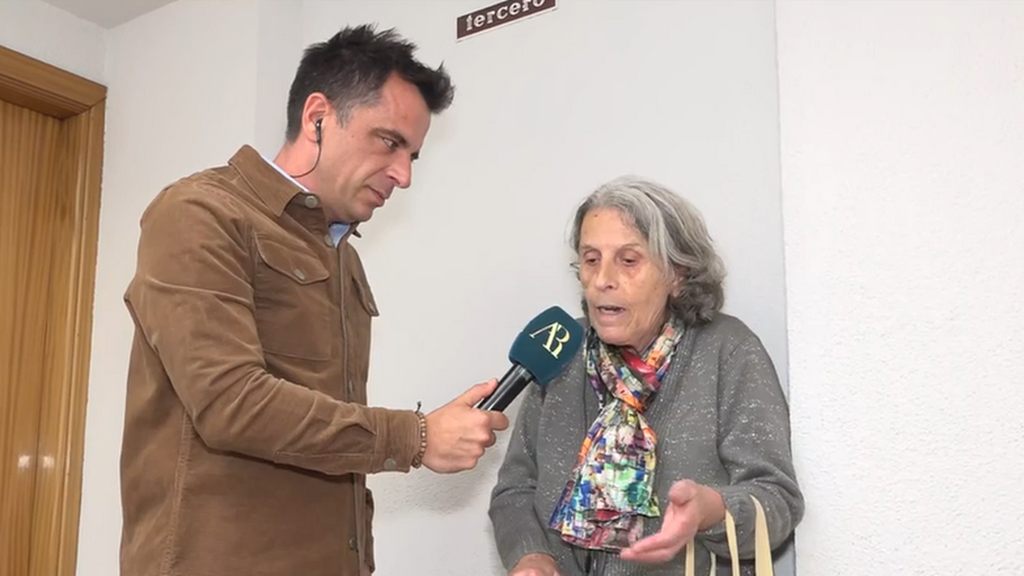 Una anciana rompe a llorar por culpa de su inquiokupa: "Le perdono la deuda, lo único que quiero es que se vayan de mi casa"