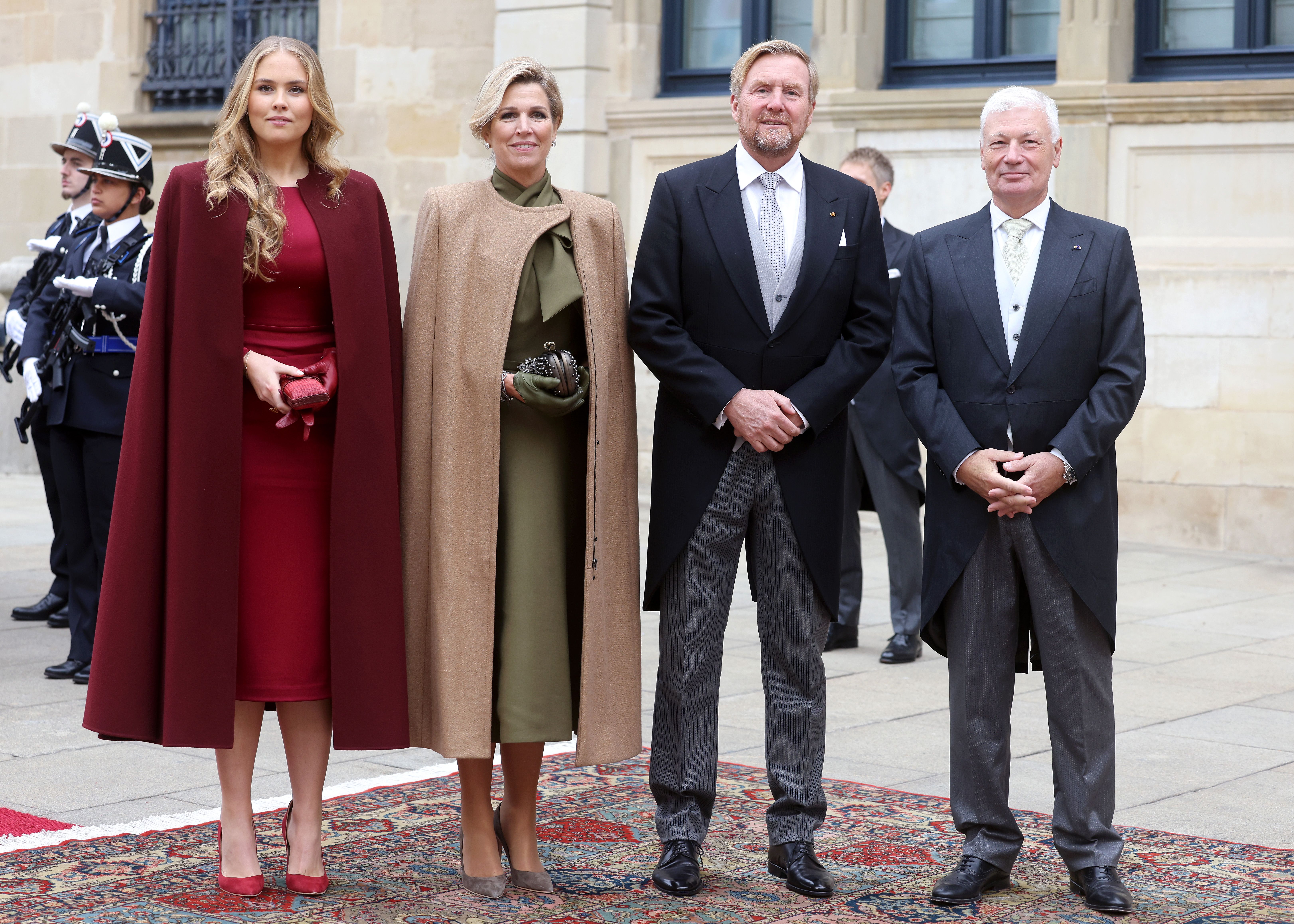 Amalia de Holanda, a su llegada a la abdicación de Enrique como Gran Duque de Luxemburgo, junto a sus padres