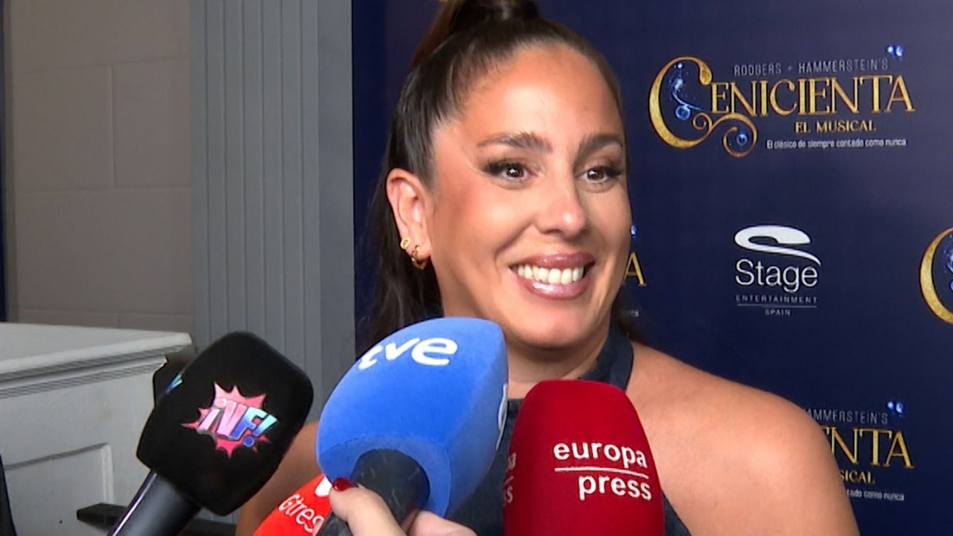 Anabel Pantoja, muy sonriente, atiende a los medios en el estreno musical de 'Cenicienta'