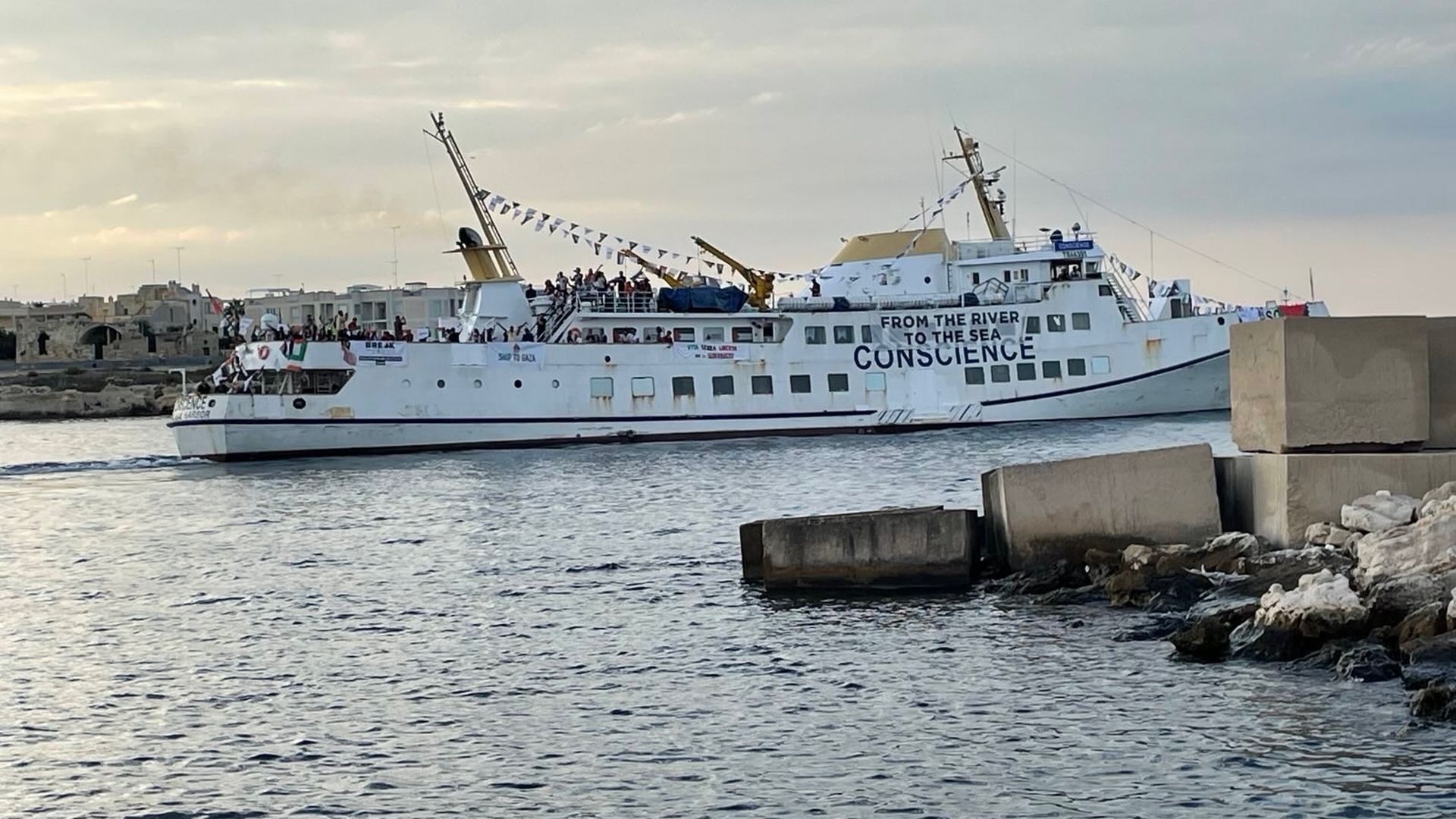 El barco 'Conscience', miembro de una flotilla 'Thousand Madleens' que navega rumbo a Gaza