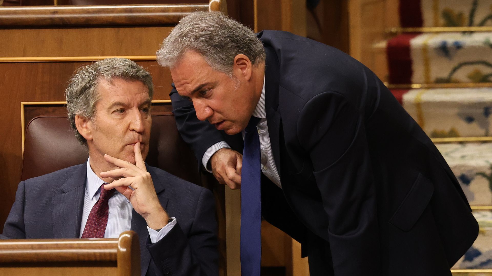 El presidente del PP, Alberto Núñez Feijóo (i) y el vicesecretario General de Política Autonómica y Municipal y Análisis Electoral del PP, Elías Bendodo