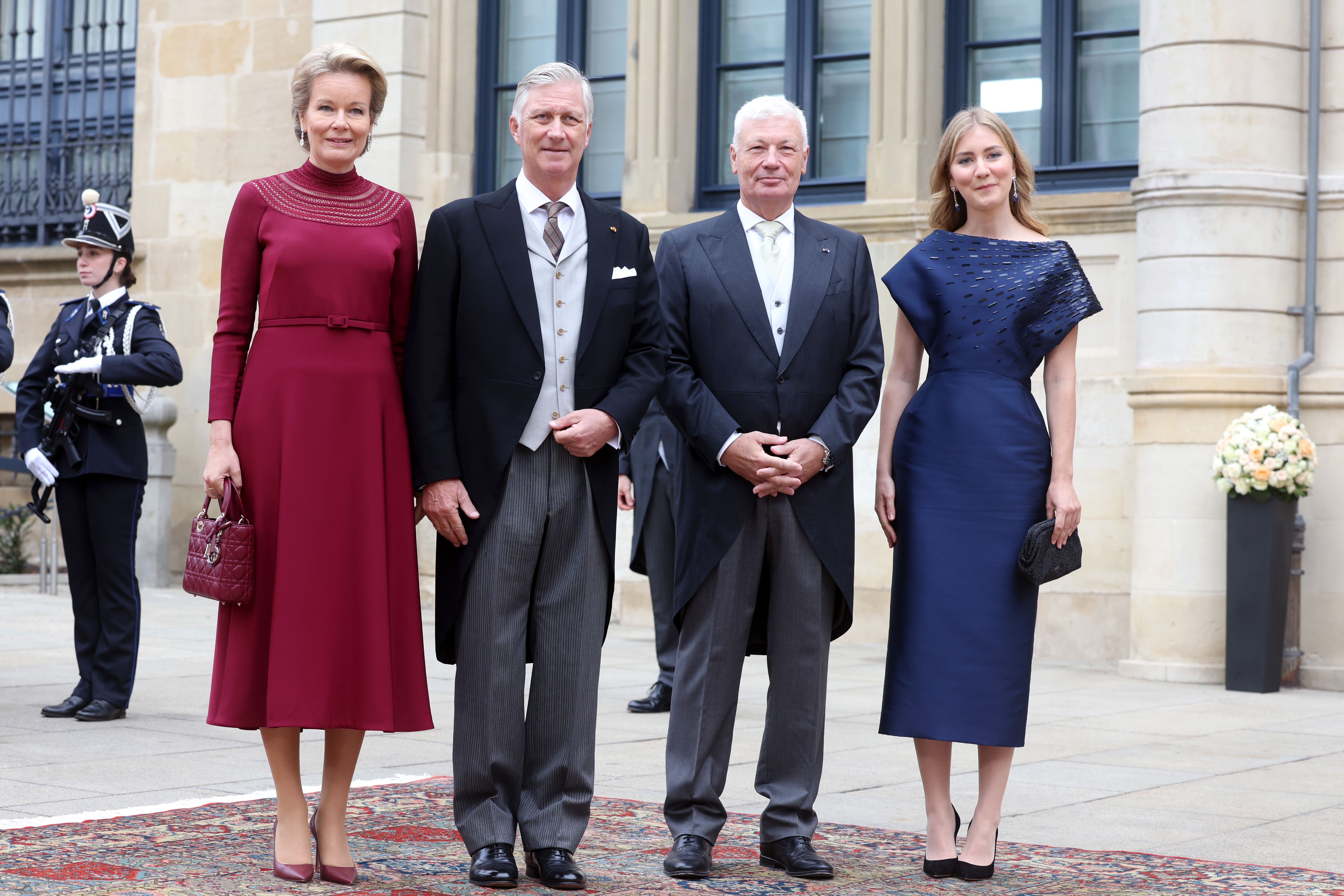 Elisabeth de Bélgica, a su llegada a la abdicación de Enrique como Gran Duque de Luxemburgo, junto a sus padres