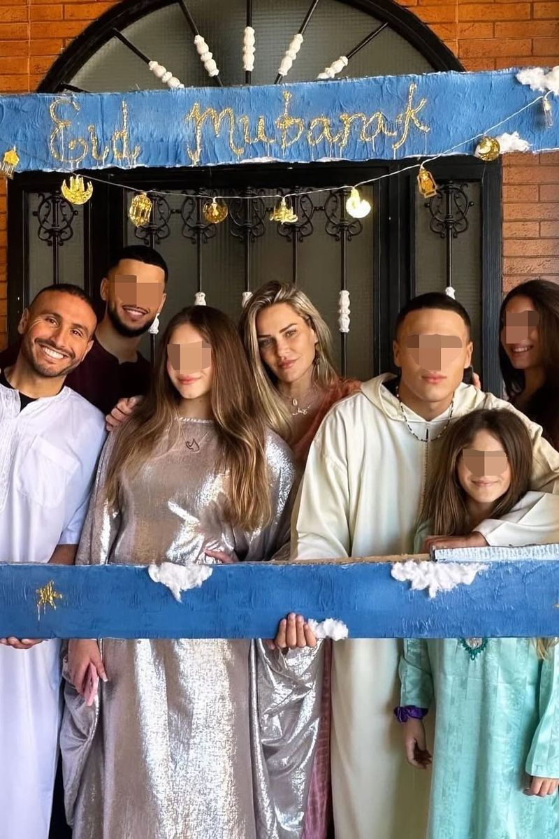 Hanan Alcalde, su marido y algunos de sus hijos