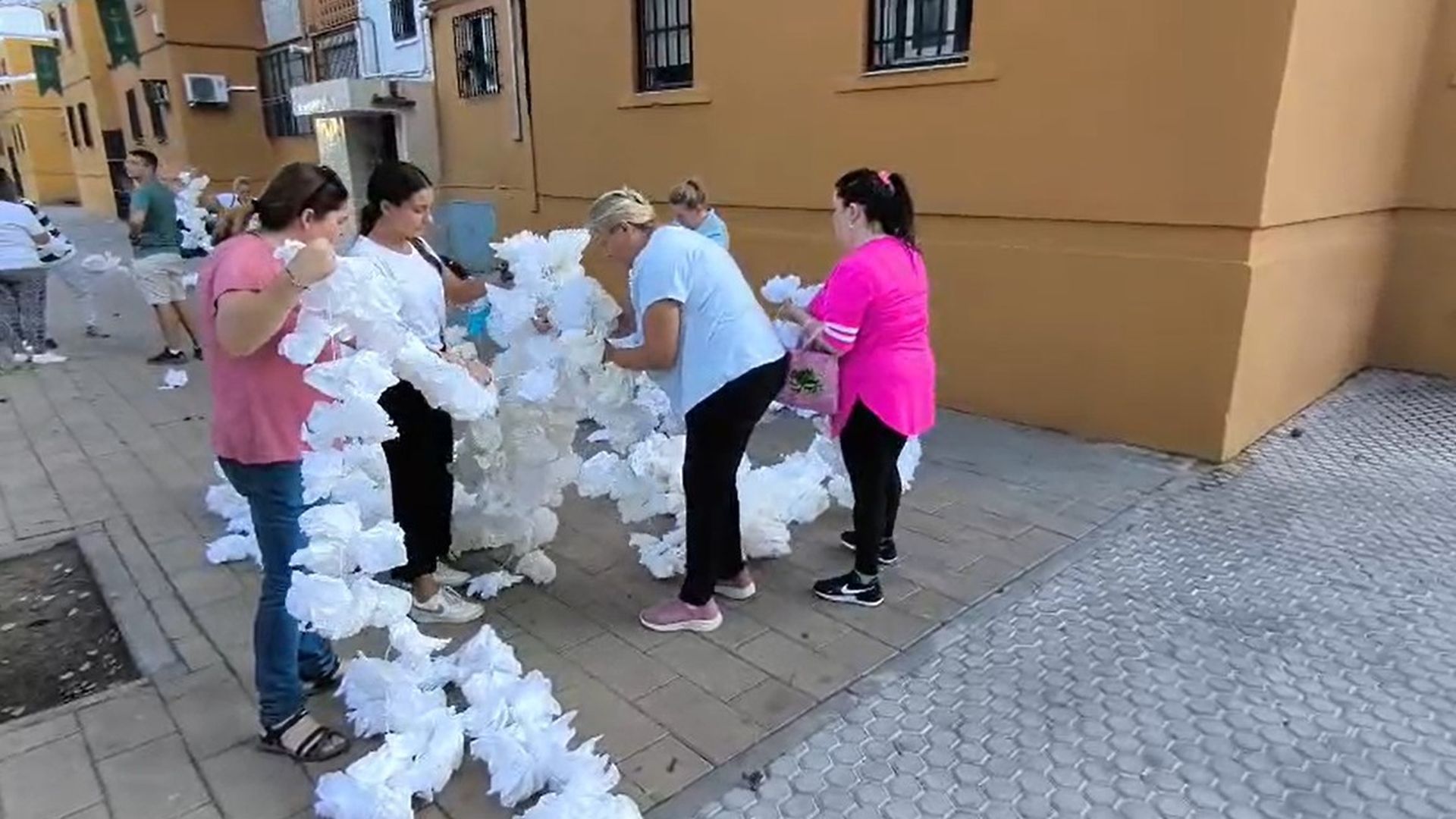 Las Tres Mil Viviendas se engalana para recibir a la Esperanza de Triana