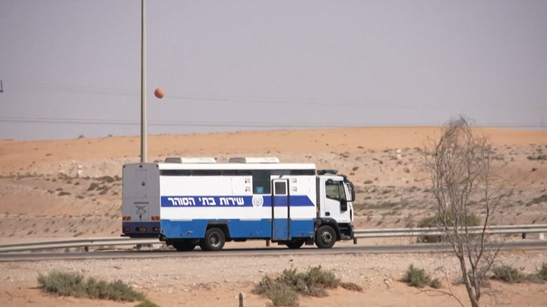 Liberan a cuatro personas que iban a bordo de la Flotilla mientras el resto continúa en la prisión de Ktzi'ot