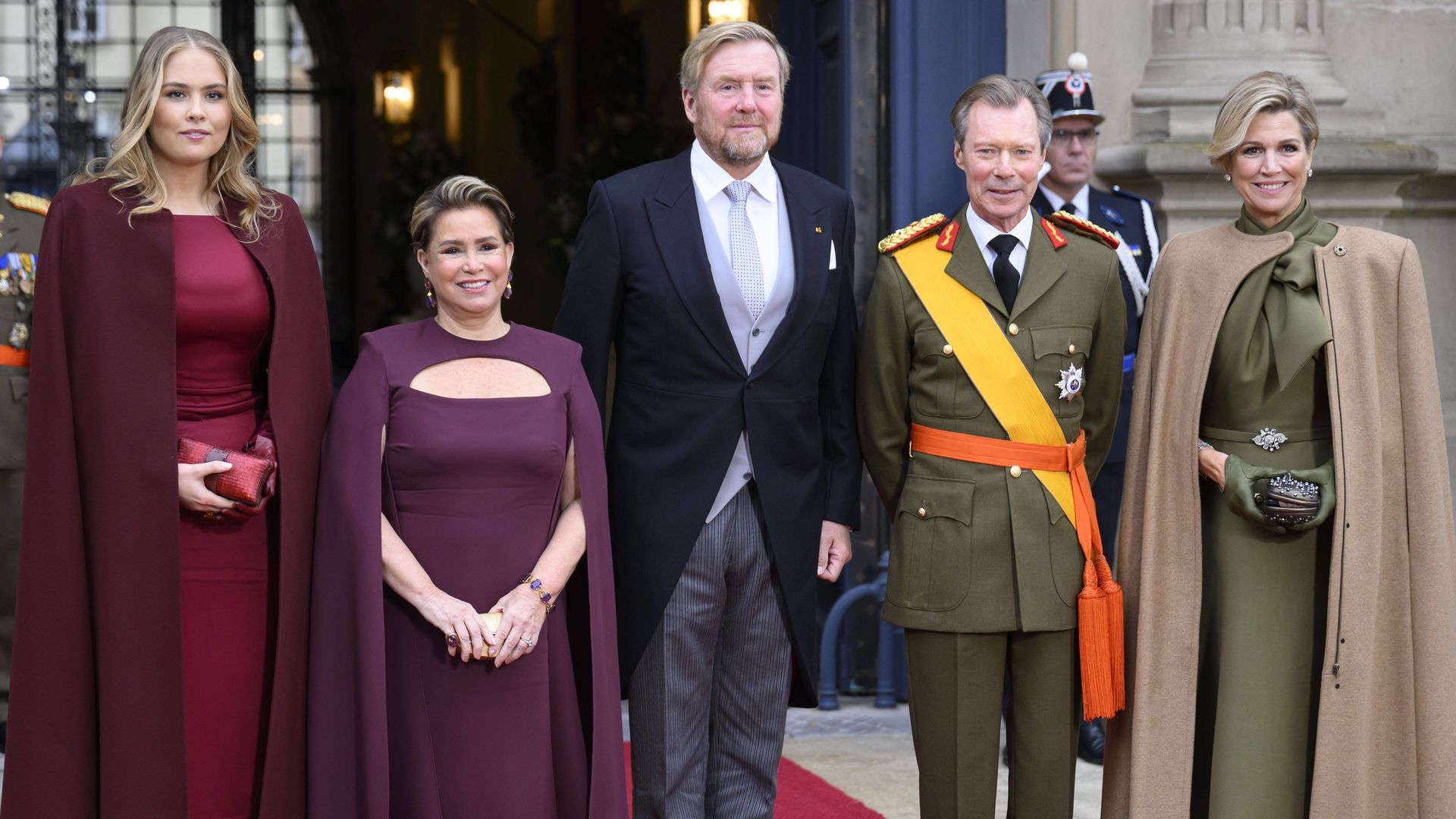 los reyes Guillermo y Máxima de Holanda junto a la princesa Amalia, Enrique y María Teresa de Luxemburgo