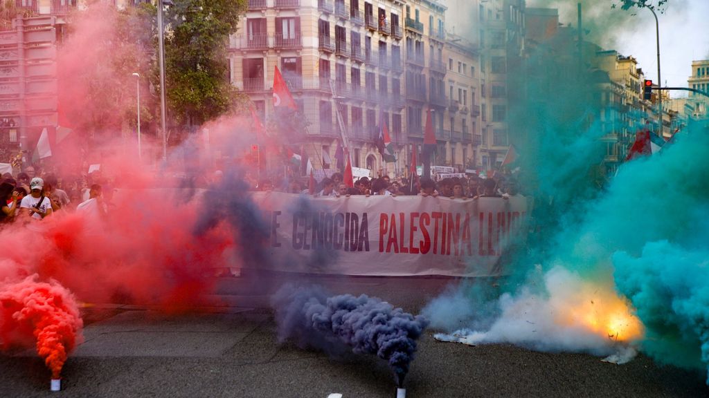 Los universitarios barceloneses vuelve a manifestarse en las calles en apoyo a Palestina, mientras que en Madrid son los docentes los que protestan
