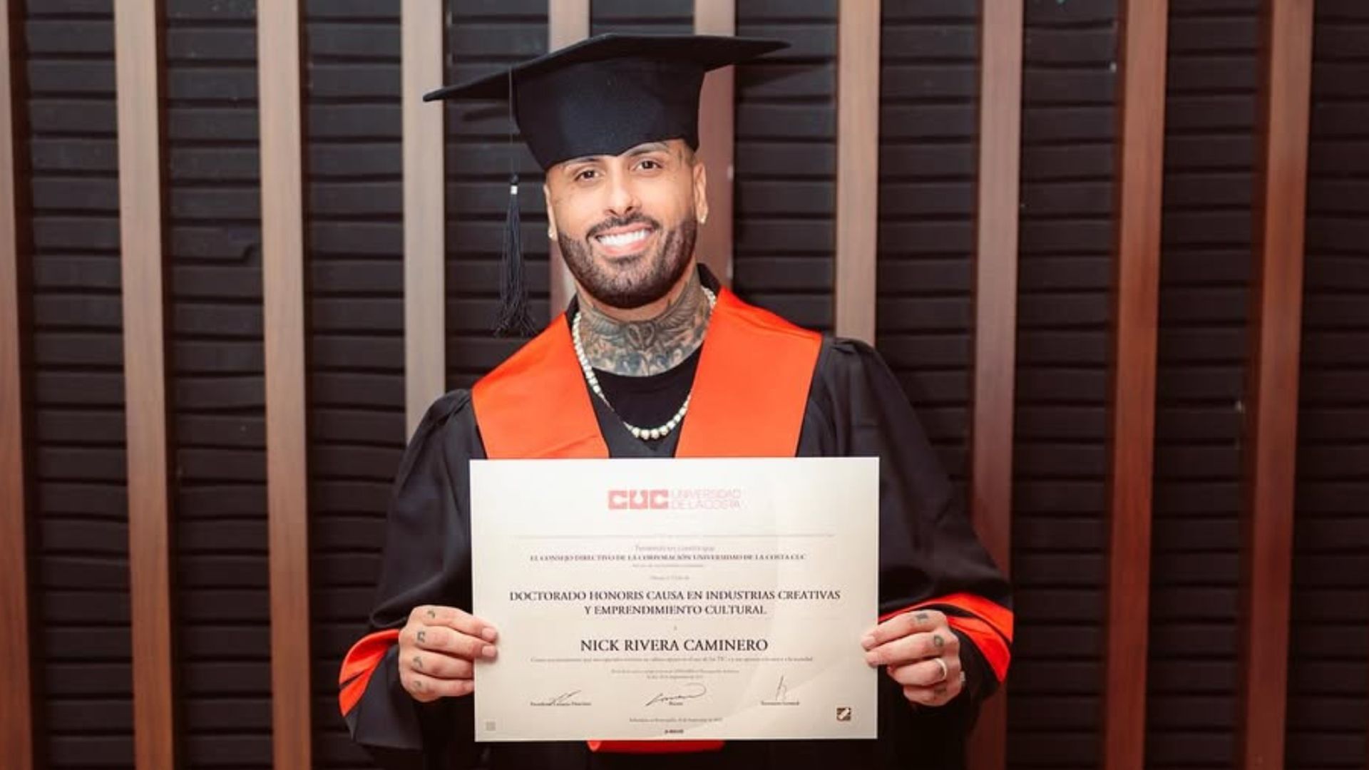 Nicky Jam, sujetando el título Honoris Causa de la Universidad de la Costa (Colombia)