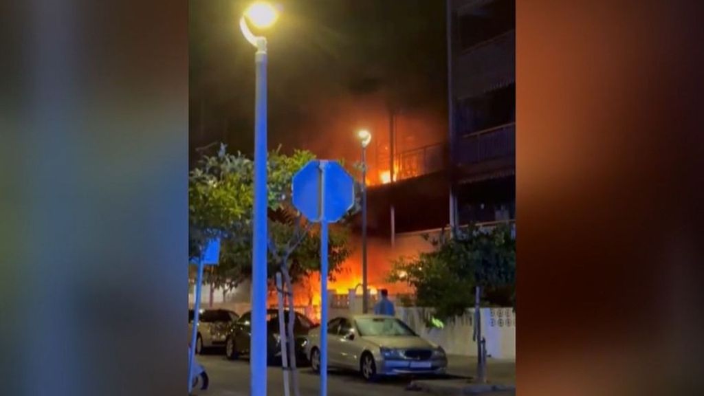 Rescatan a seis personas en el incendio que ha arrasado un edificio de la playa de Gandía