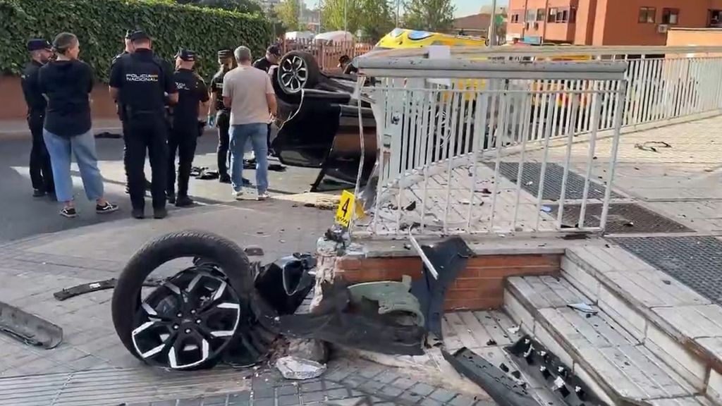 Tres heridos graves al volcar un coche en una calzada de Fuenlabrada tras una persecución policial