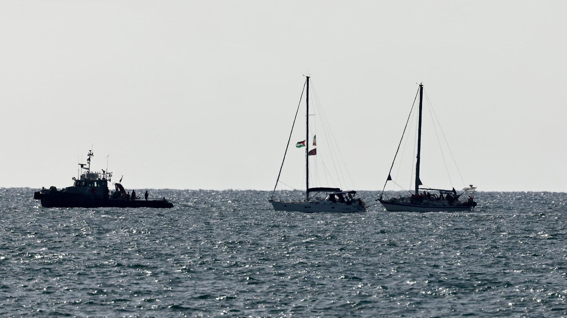 Un buque de la Armada de Israel intercepta una de las embarcaciones de la 'Global Sumud Flotilla'