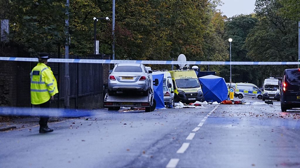 Una de las dos víctimas del atentado en una sinagoga de Mánchester habría muerto por disparos de la Policía