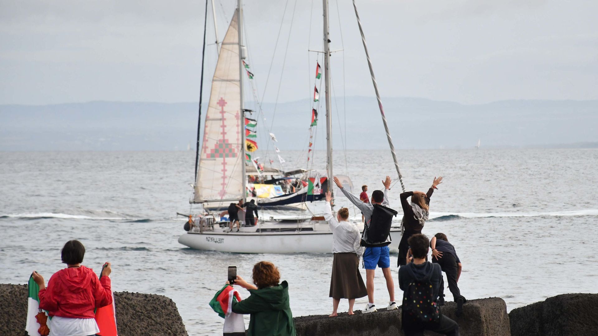Uno de los veleros que integran la nueva flotilla ‘Thousand Madleens to Gaza’ frente a las costas de Catania, Italia rumbo a Israel