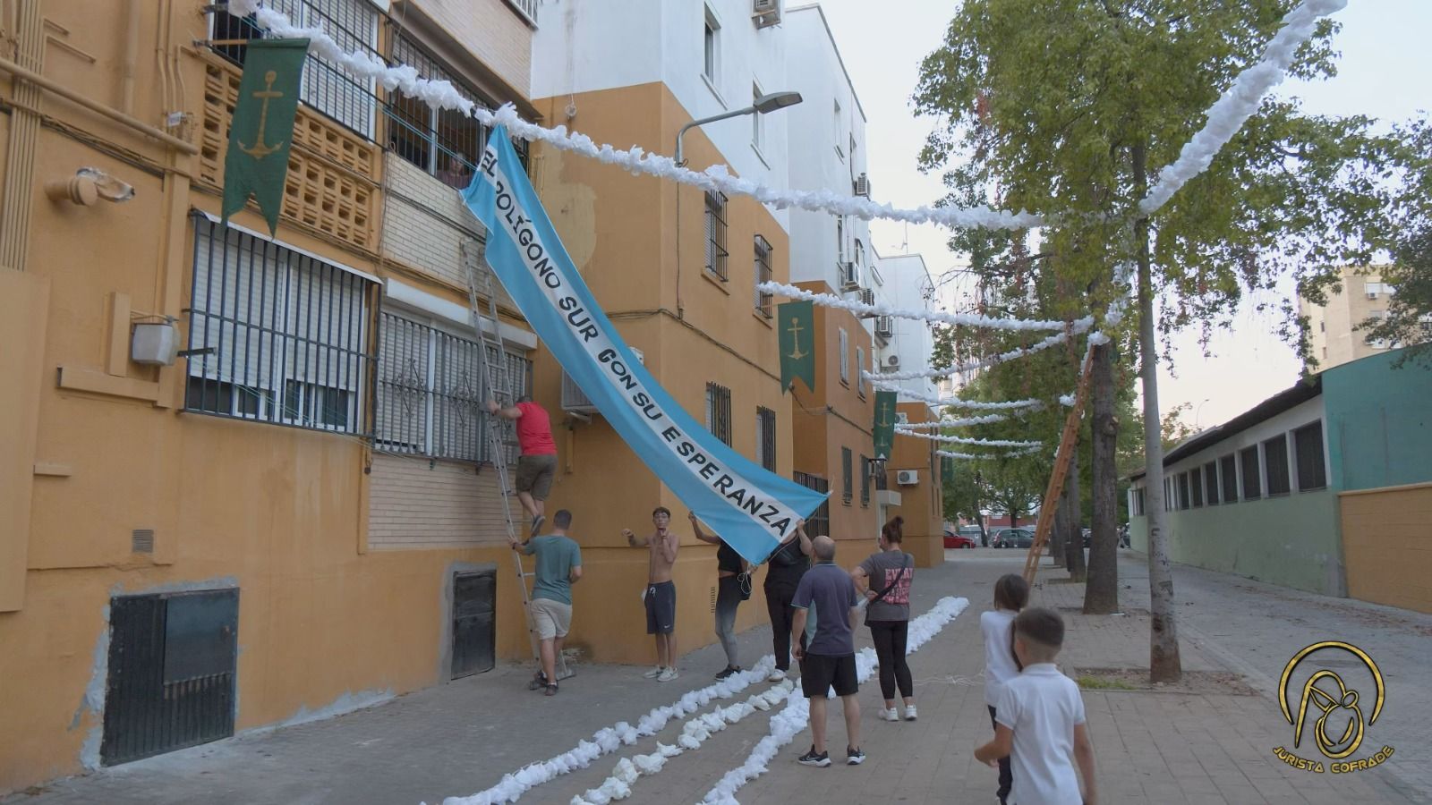 Vecinos del Polígono Sur engalanan las calle del barrio