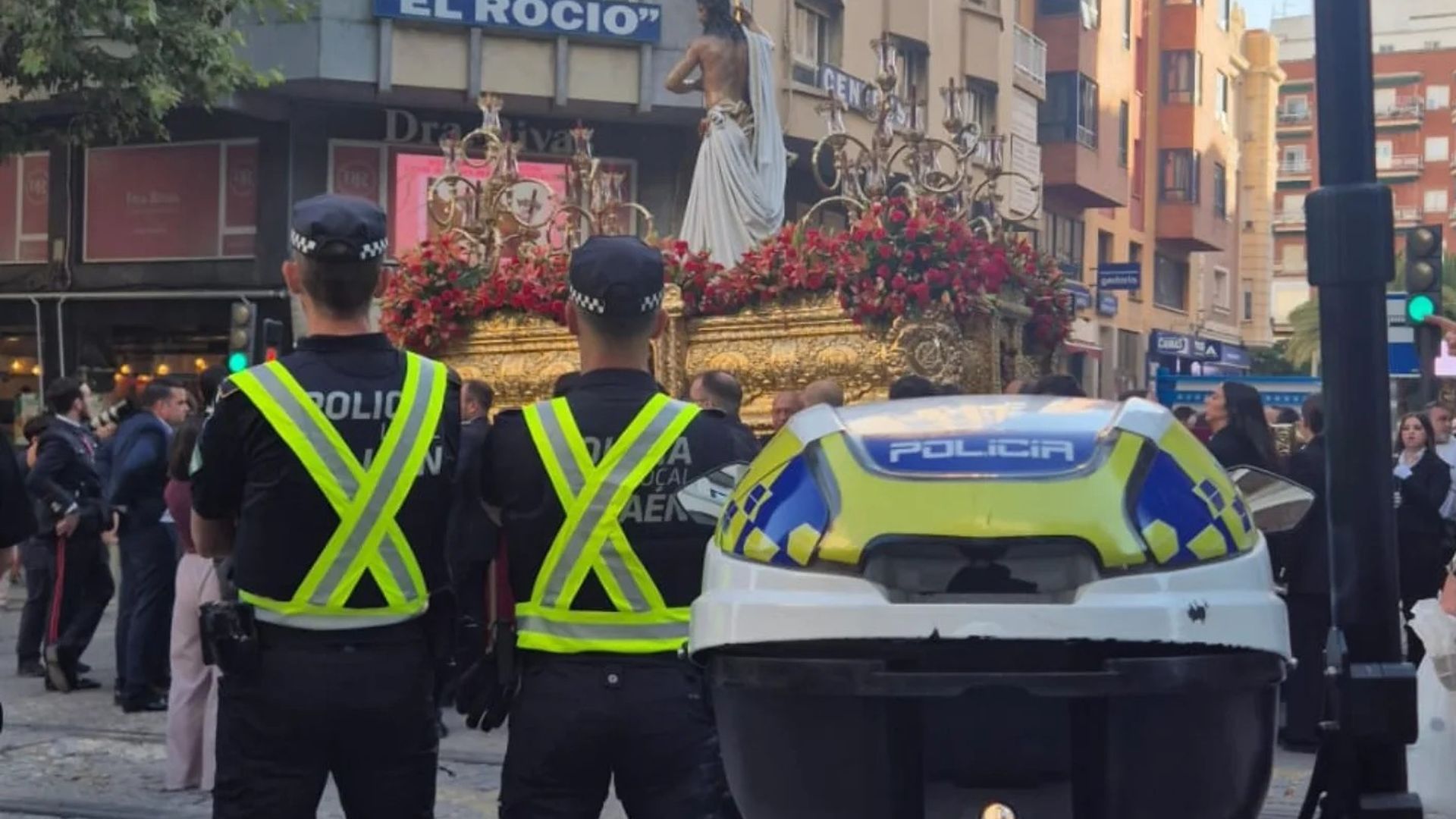 Agentes frente a la procesión de la Magna en Jaén