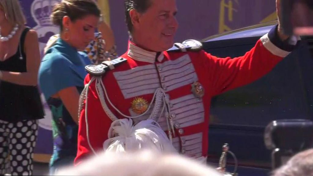 La llegada de Cayetano Martínez de Irujo a la iglesia en compañía de su hija Amina y vestido de maestrante ¡Vaya fama! 2025 Top Vídeos 23