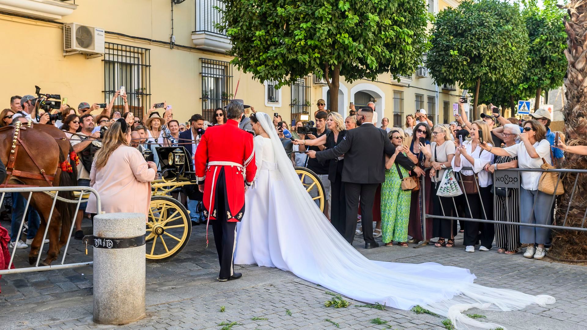 Cayetano Martínez de Irujo y Bárbara Mirjan a su salida de la Iglesia de los Gitanos de Sevilla