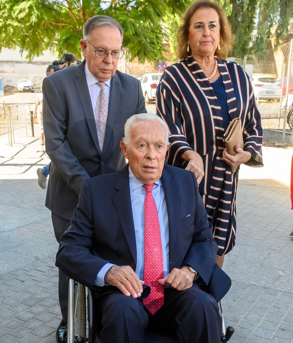 Curro Romero y Carmen Tello llegan a la Iglesia de los Gitanos