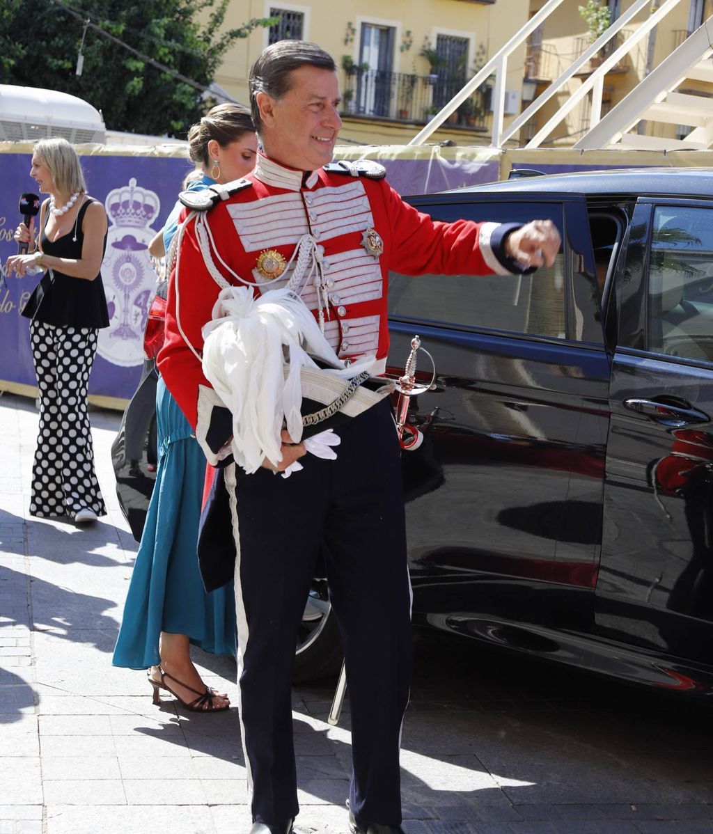 El novio, vestido con su uniforme de maestrante de la Real Maestranza de Caballería de Sevilla