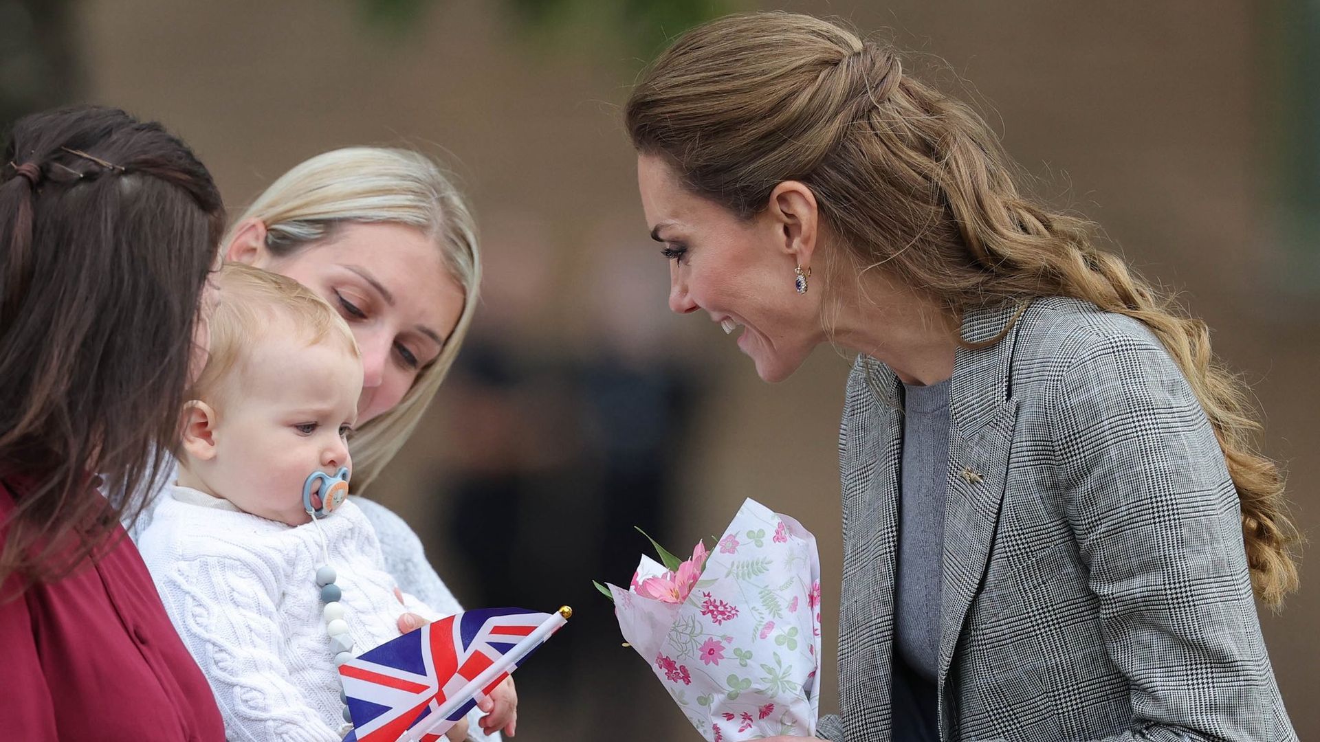 Kate Middleton en la base aérea de Coningsby atiende a los niños presentes