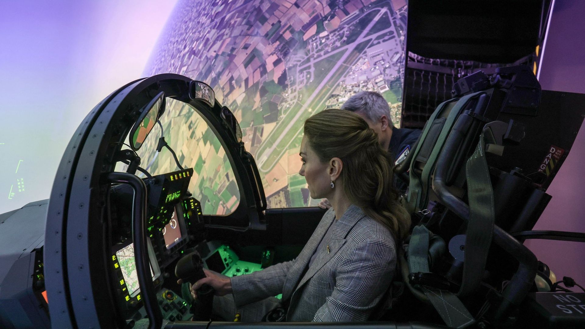 Kate Middleton se pone a los mandos de un simulados de vuelo