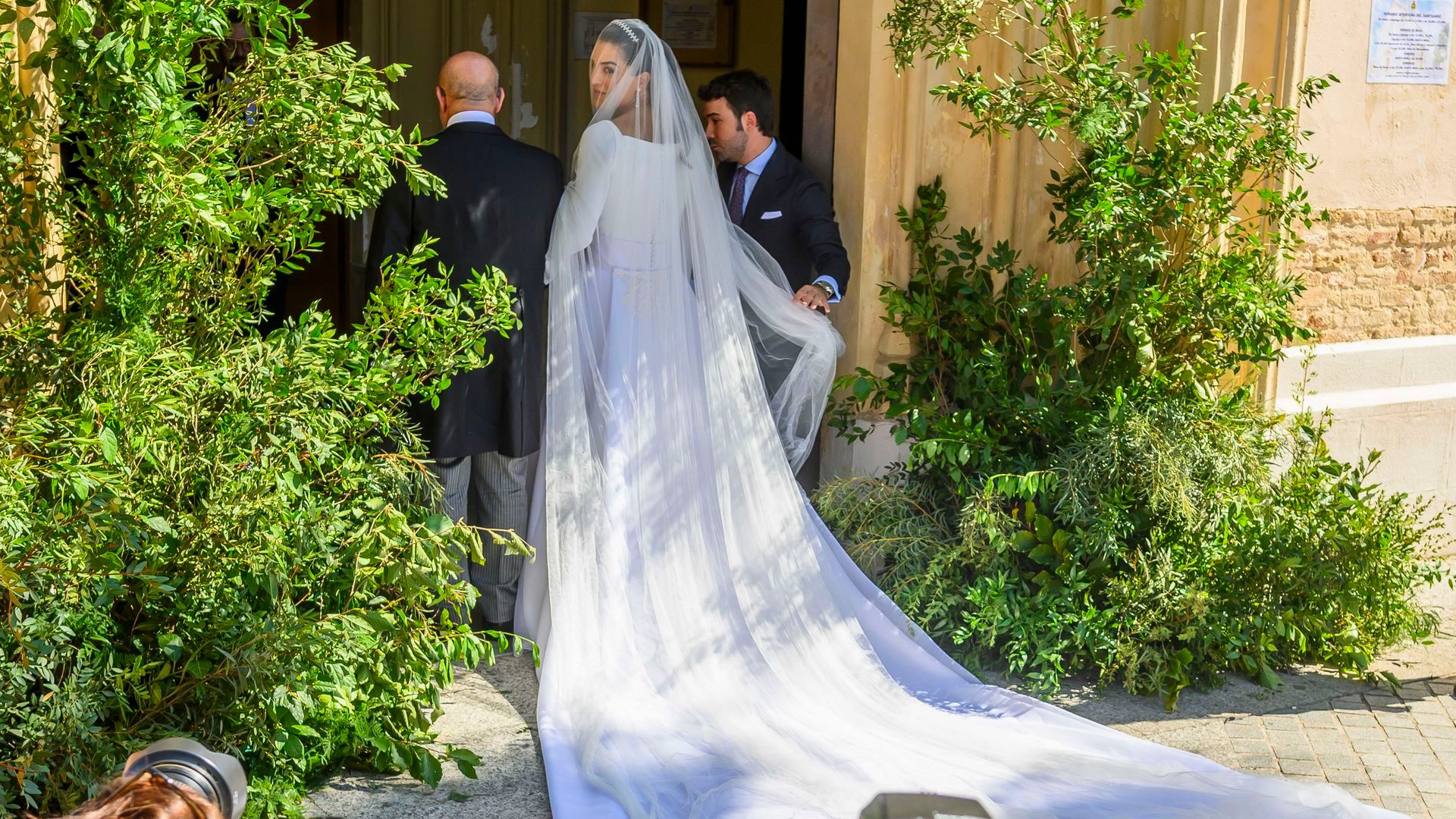 La novia Bárbara Mirjan, acompañada de su padre, entra en la Iglesia