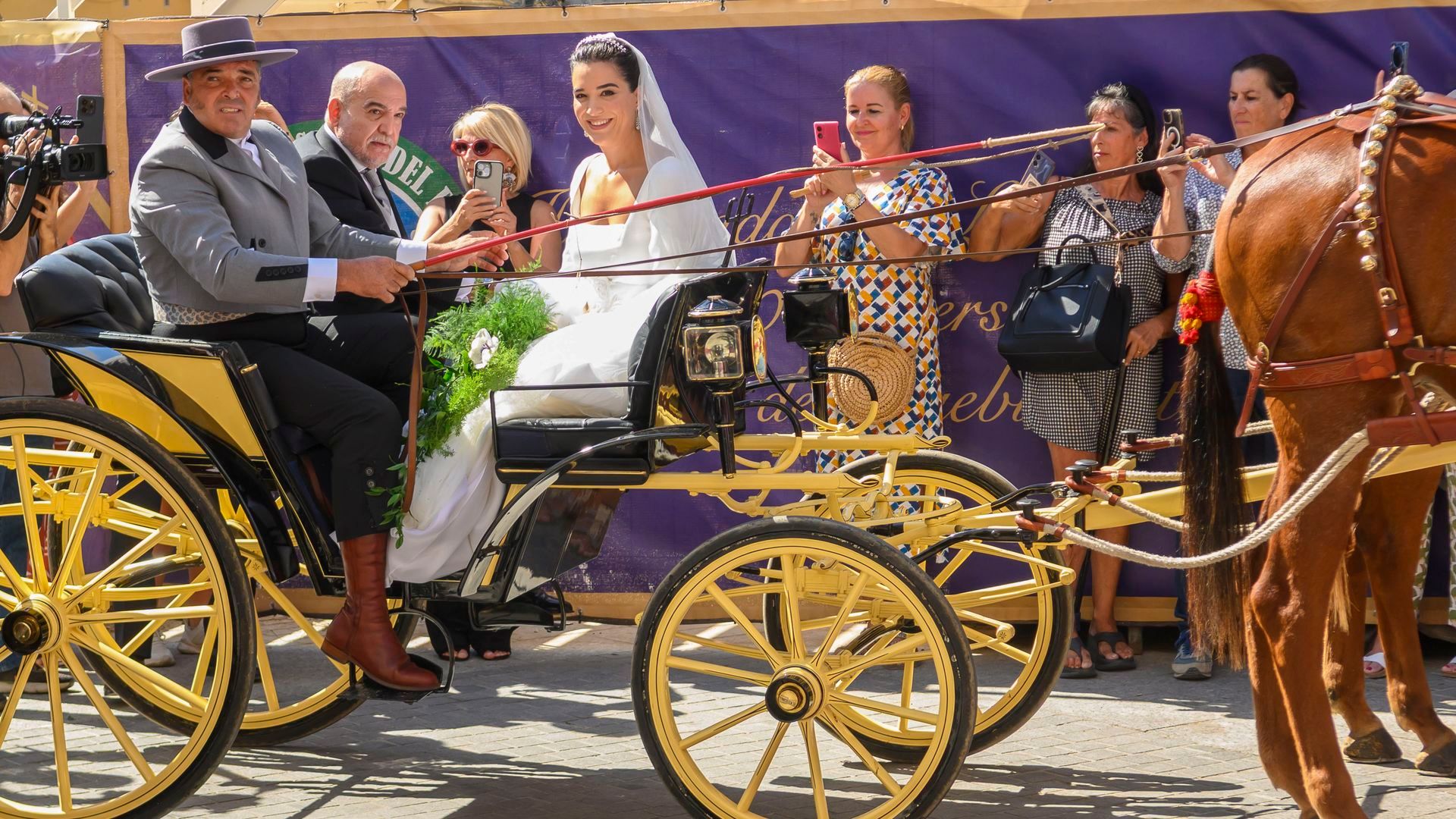 La novia Bárbara Mirjan, ha llegado acompañada de su padre a la Iglesia de los Gitanos
