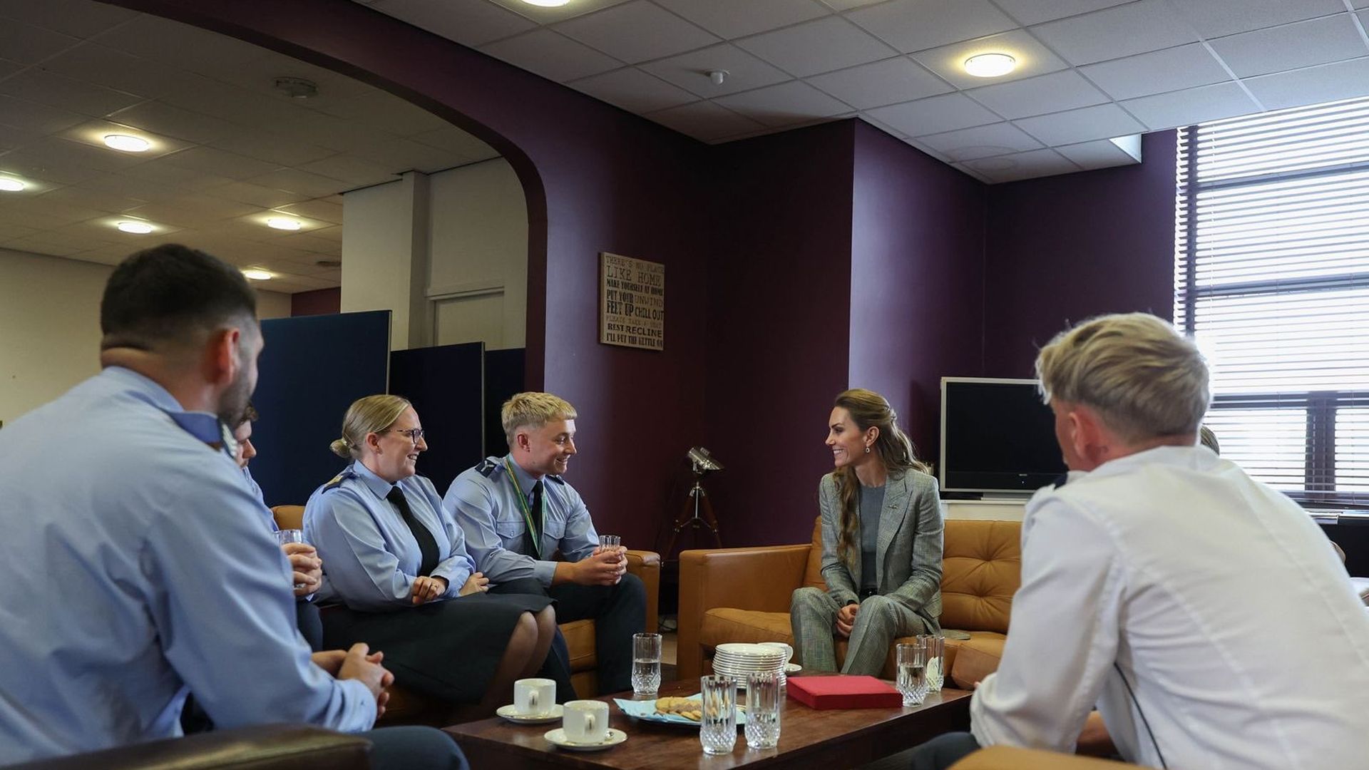 La princesa Kate Middleton conversa con el personal de la base aérea de Coningsby